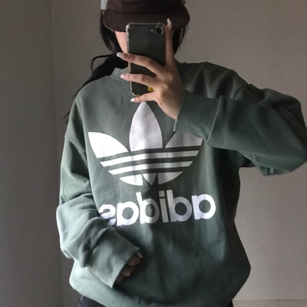 아디다스 빅로고 카키 맨투맨