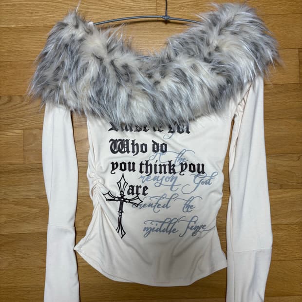 아이보리 퍼 오프숄더 갸루