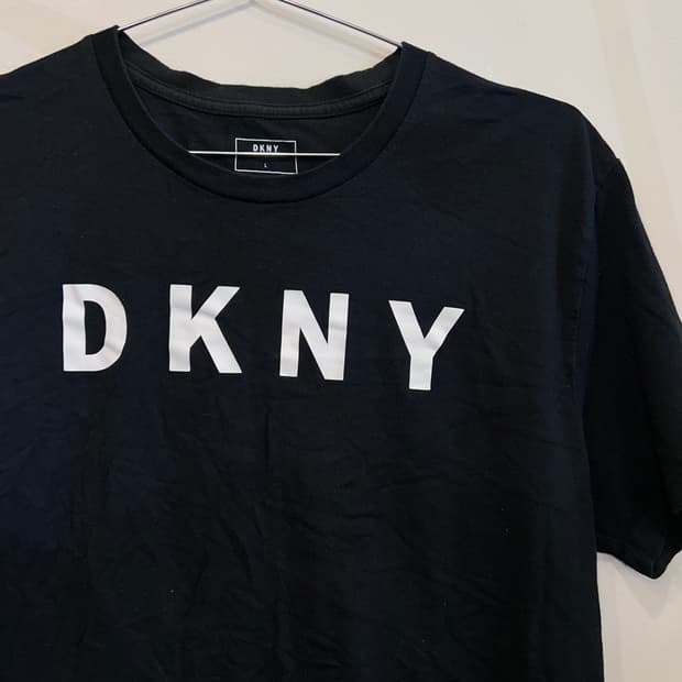 DKNY 여성 빅 나염 로고 반팔티