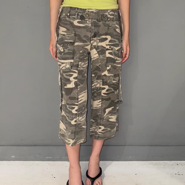 Camo pattern lace point capri pants