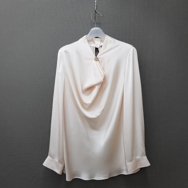 모조에스핀 2021 드레이프 실크 블라우스 M사이즈