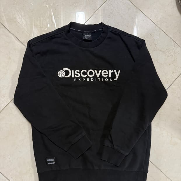 디스커버리 검정 맨투맨 티셔츠