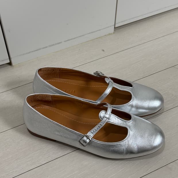 쿠에른 로마 04플랫 245사이즈