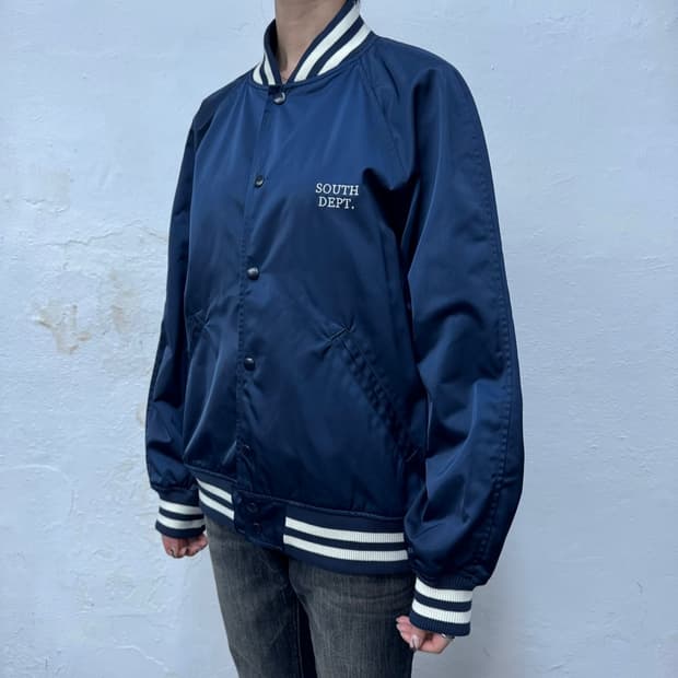 INHERIT 블루컬러 스펠링 자수로고 폴리에스터 스타디움 자켓