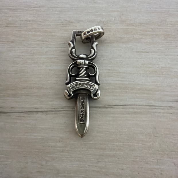 크롬하츠 10대거 펜던트m대거 보증서 보유중 각인선명해요