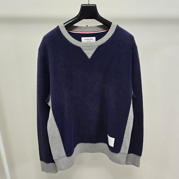 톰브라운 맨투맨 3사이즈 100 판매