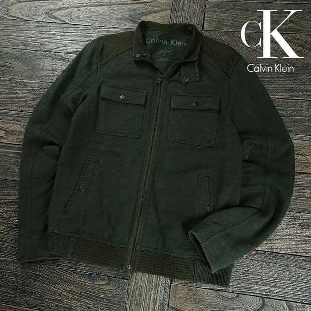 [캘빈클라인] 멀티 포켓 하이넥 스웻 집업 자켓 브라운 M19345