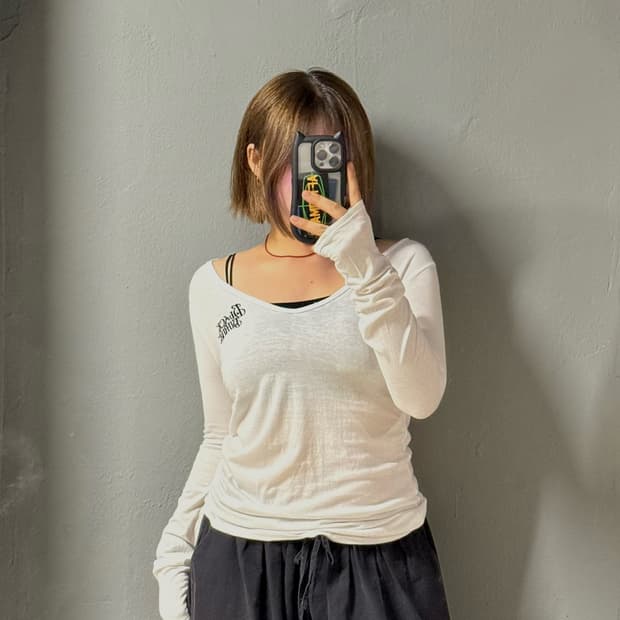 deep v-neck lettering long sleeve