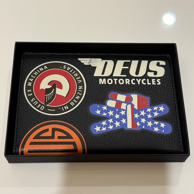 데우스 엑스 마키나 여권케이스