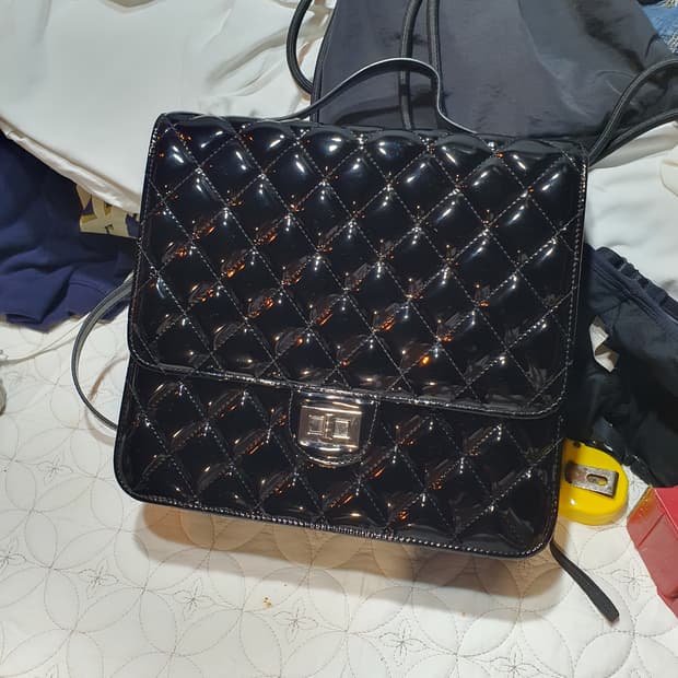 블랙 에나멜 퀼팅 체인 백팩