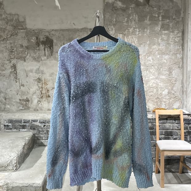 더 뮤지엄 비지터 스카이블루 스프레이 부클 니트