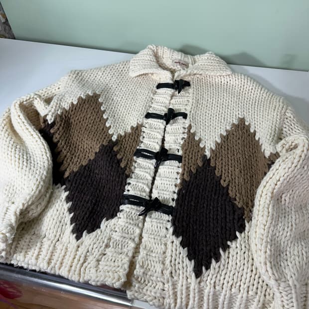 우먼FREE 마리끌레르 아이보리 아가일 떡볶이 코위찬 가디건