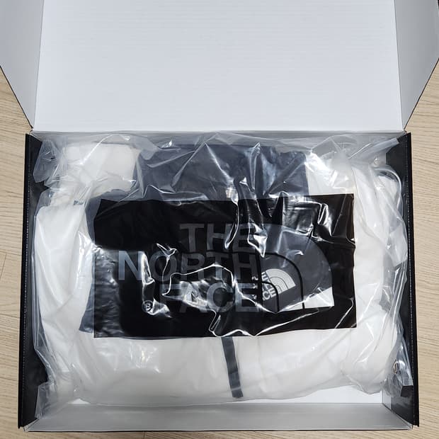 새상품 노스페이스 1996 레트로 눕시 700 화이트 급처