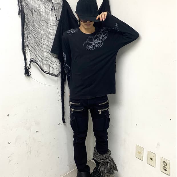 Oriental Print Loose-Fit Black Sleeve