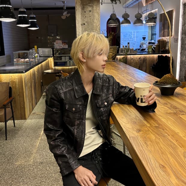 Distressed Paint-Coated Cropped Moto Jac