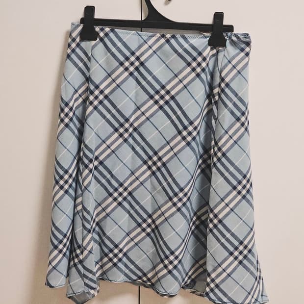 버버리 하늘 노바체크 미디 스커트