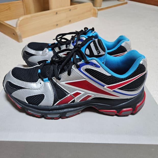 리복  베트멍 스파이크 러너 270