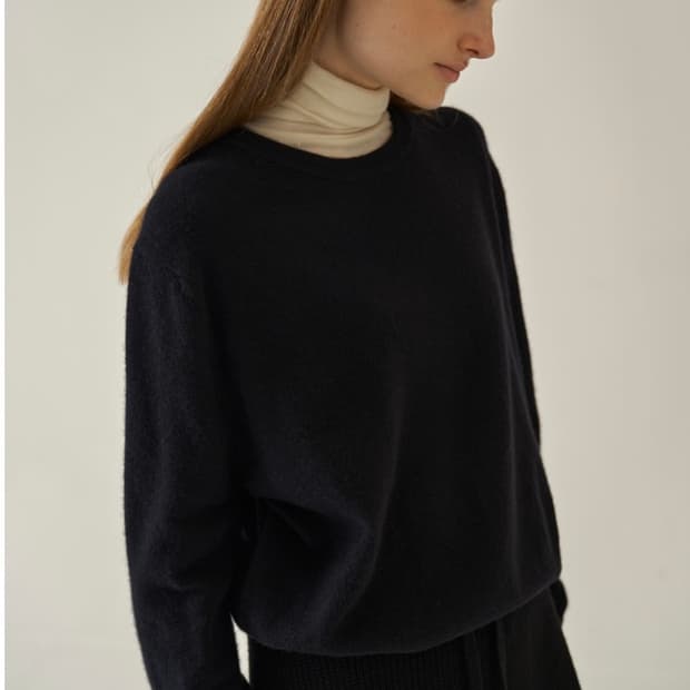 파사드패턴 캐시미어 라운드 니트 블랙