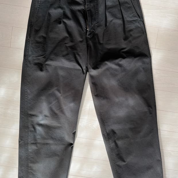 우드비 투턱 치노 팬츠 차콜 3사이즈