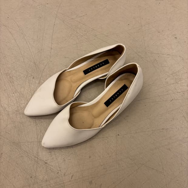 빈티지 크림 컷아웃 구두