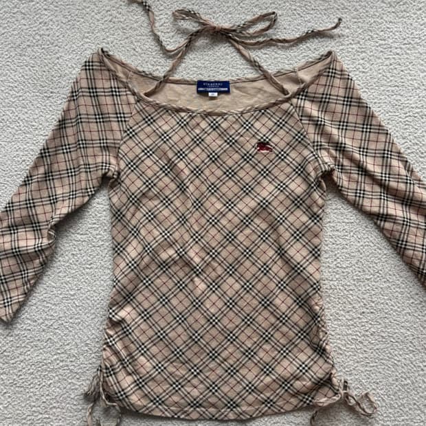 버버리 블루라벨 노바체크 오프숄더 티