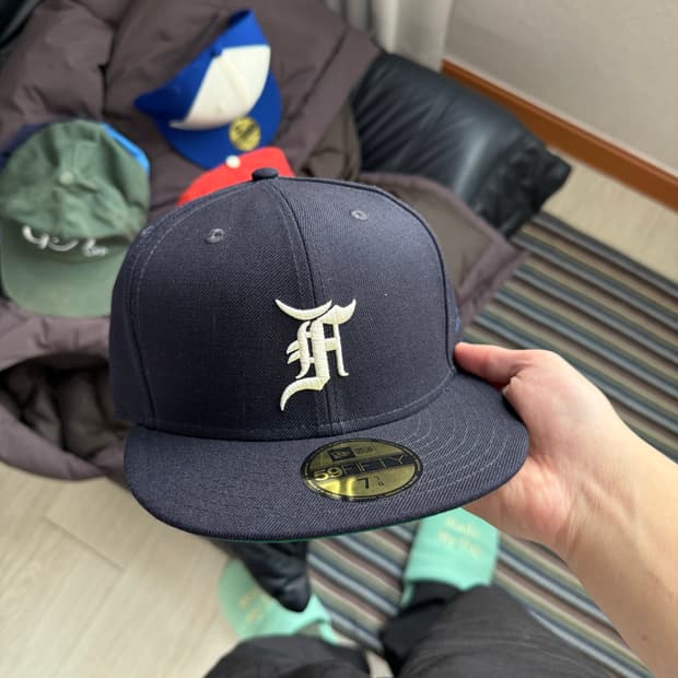 뉴에라 피어오브갓 에센셜 캡