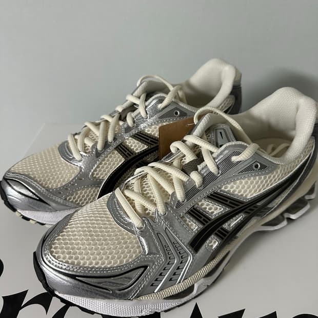 아식스 젤 카야노 14 크림 블랙 250 사이즈 판매합니다.