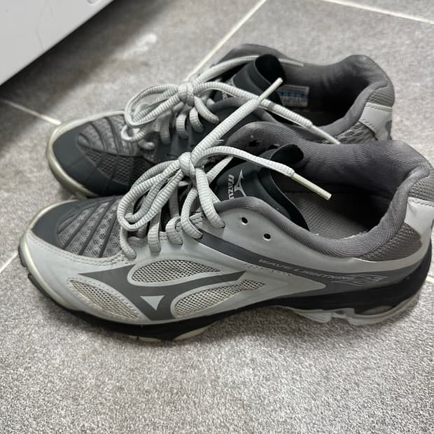 미즈노 웨이브 라이트닝 z3 235