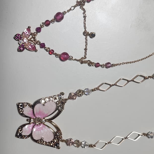 안나수이 나비 목걸입니다