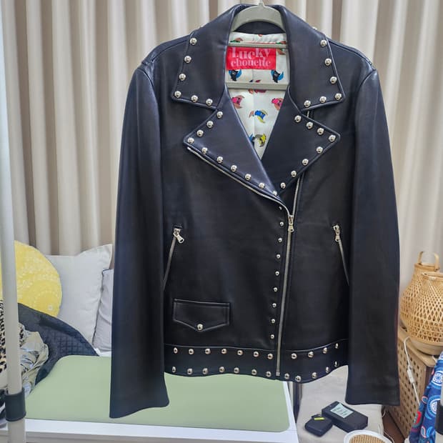 럭키슈에뜨 천연양가죽 스터드 바이커 자켓