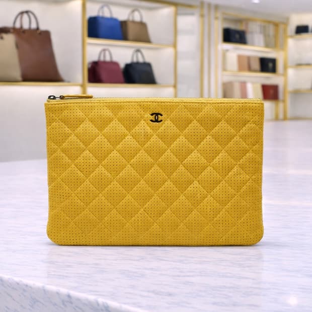 [A급] 샤넬 캐비어 스킨 클래식 클러치 뉴미디엄 옐로우 판매합니다!!!