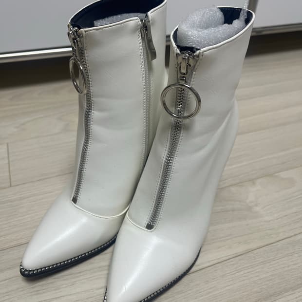 [솔트앤초콜릿]화이트 앵클 부츠 스틸레토 앞지퍼 240mm 37사