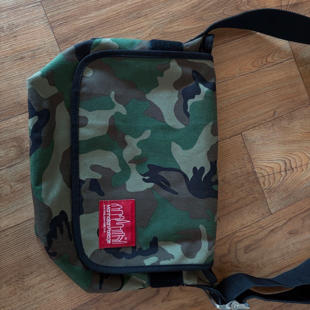 맨하탄 포티지 1603 메신저백 카모플라쥬