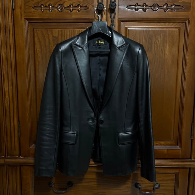 Jin Young 블랙 가죽 자켓