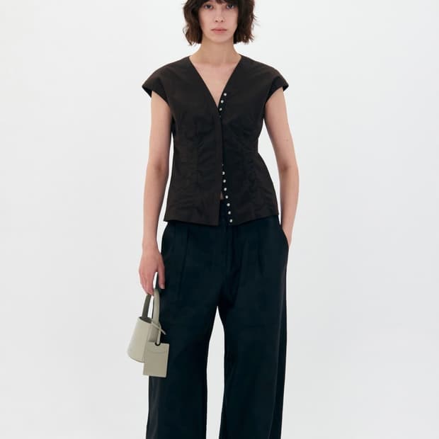 로우클래식 캡 슬리브 셔츠 브라운