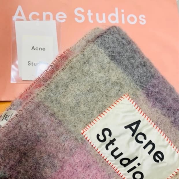 아크네스튜디오 머플러 푸시아라일락 올드택(조이 착용)