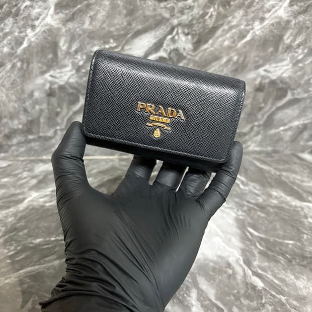 프라다 아코디언 금장 메탈로고 카드지갑