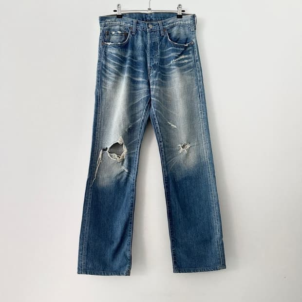 LEVI'S 501 distressed denim pants 