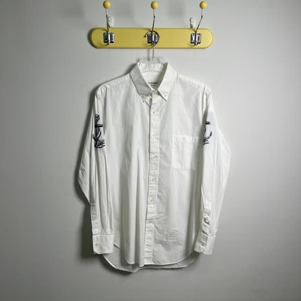 톰브라운 닻 자수 화이트 옥스포드 버튼다운 셔츠 