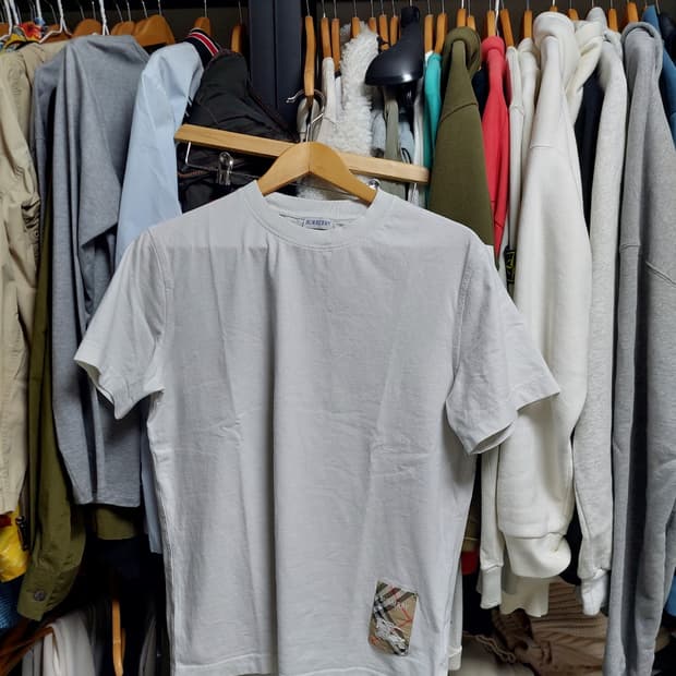 버버리 최신형 화이트 EKD 패치 반팔 L 정품검수완료