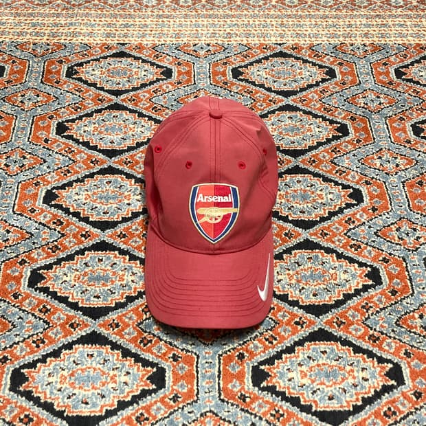 나이키 아스날 레드 볼캡