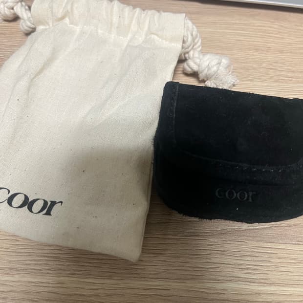 쿠어 coor 스웨이드 에어팟 케이스