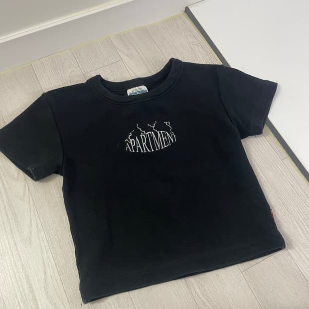 APARTMENT 블랙 크롭티