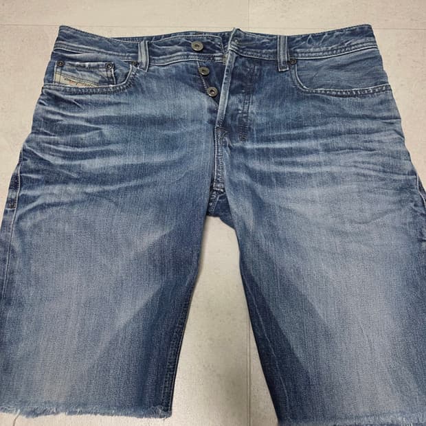 디젤(DIESEL) 자티니 컷오프 데님 반바지