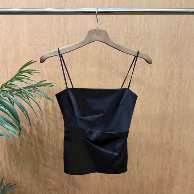 비씨비지 막스아즈리아 슬리브리스 블라우스 드레이프 절개 디테일 블랙