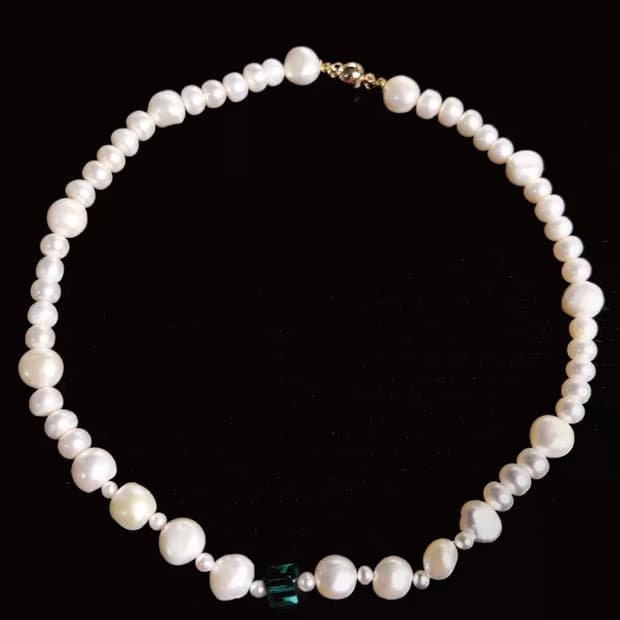 에메랄드 포인트 바로크 진주 목걸이