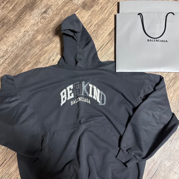 발렌시아가 비카인드 후드티 2사이즈