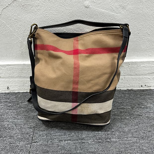버버리 버킷백 