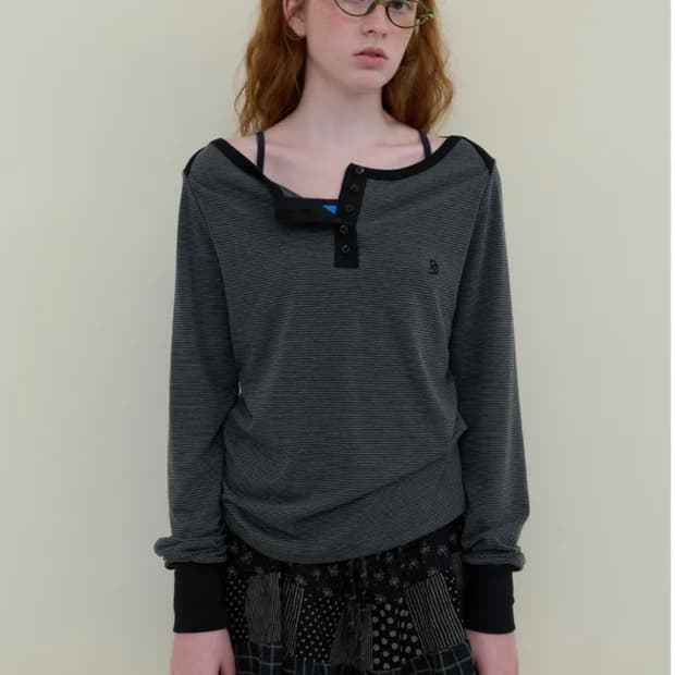 노컨텐츠 227 보트넥 스트라이프 블랙 단추 오프숄더