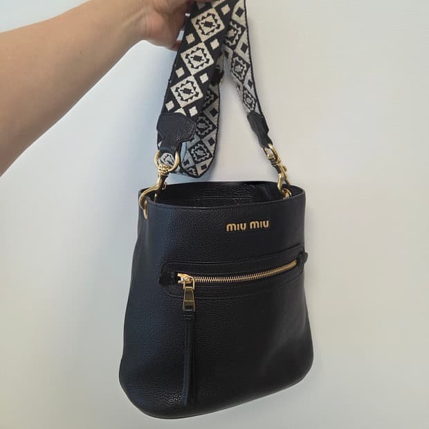 miumiu 미우미우 정품 버킷 블랙 크로스 숄더 에스닉 와이드스트랩
